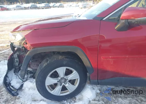 2019 Toyota Rav4 Xle z USA, uszkodzony, nr VIN JTMP1RFV4KD039981